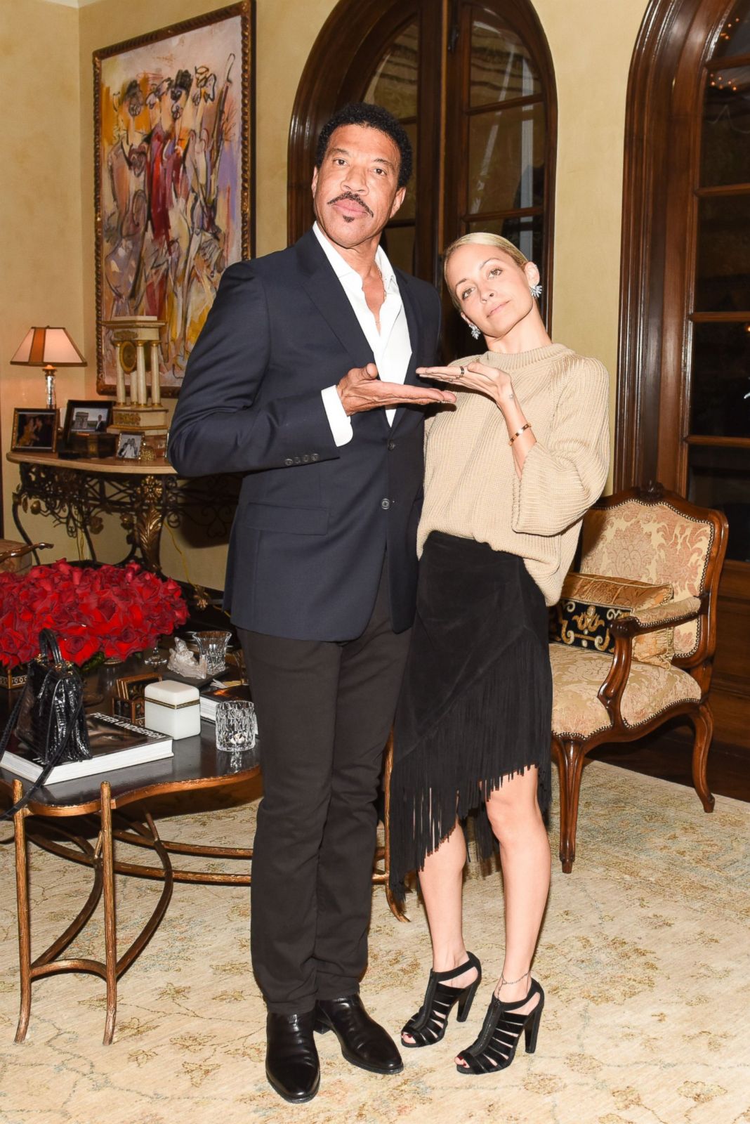 Lionel and Nicole Richie Pose at a Launch Party Picture | Stars with their families ...1068 x 1600