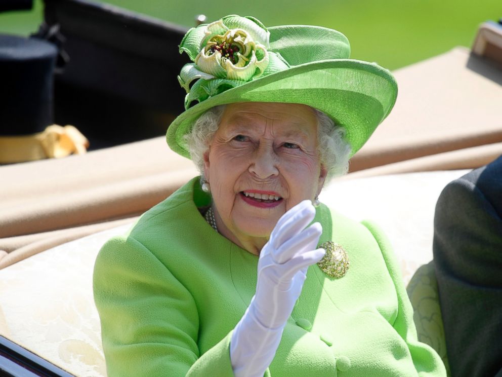 PHOTO: Britains Queen Elizabeth arrives at Ascot Racecourse, June 20, 2017, in Ascot, England.