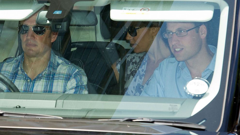 PHOTO: Prince William and Catherine Duchess Of Cambridge and royal baby leaving Kensington Palace