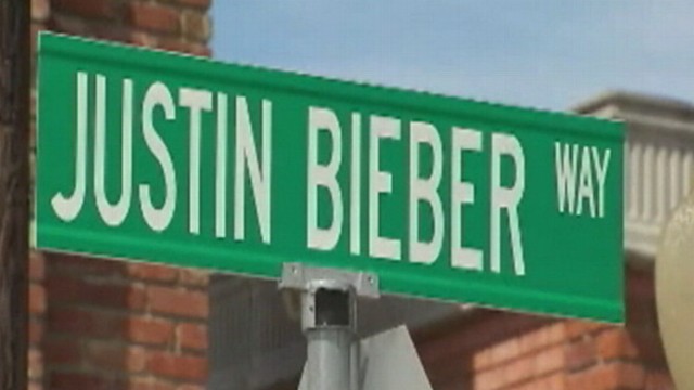 VIDEO: Texas town's mayor gets replacement street sign donated.