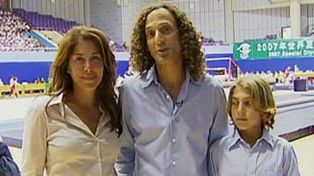 VIDEO: Kenny G Files for Divorce