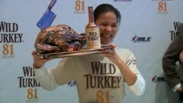 VIDEO: Sonya Thomas ate 5.25 pounds of turkey in 10 minutes at New York City event.