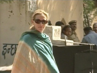 VIDEO: Julia Roberts on the set in India filming Eat, Pray, Love.