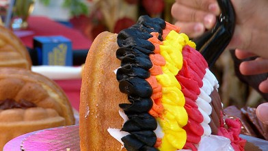 PHOTO: Buddy Valastro decorates the turkey cake with a variety of colored icings.