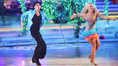 PHOTO: Roshon Fegan and Chelsie Hightower perform on Dancing With the Stars on ABC.