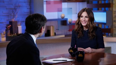 PHOTO: Actress Julia Roberts talks to "Good Morning America" anchor George Stephanopoulos.