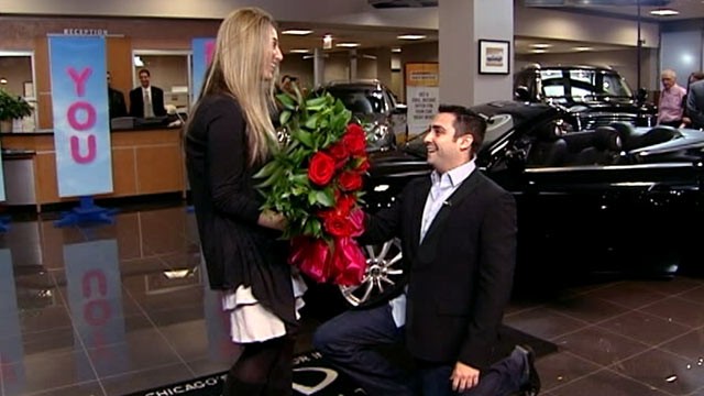 PHOTO: Chicagoans Matt Weiner and Becca Pernikoff were engaged live on "GMA," Oct. 13, 2011.