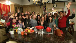 PHOTO The cast of ABCs Modern Family with Good Morning Americas Robin Roberts.