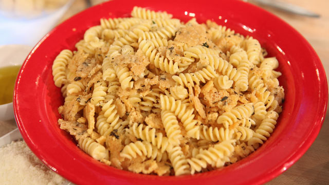 PHOTO: Gail Simmons' thyme frico crumble pasta recipe.