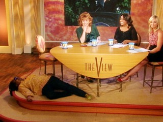 Whoopi Faints Over Palin