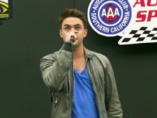 Pop-star 'mangles' The 'spangled' Banner