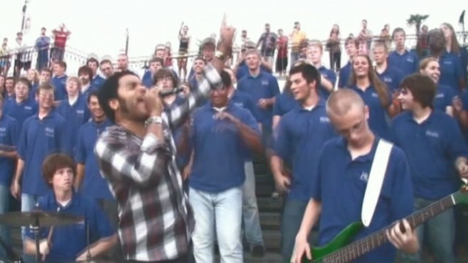 VIDEO: Lenny Kravitz delivers an impromptu performance with a Texas church choir.