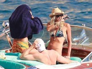 Photos: Elle Macpherson Sizzles at 48