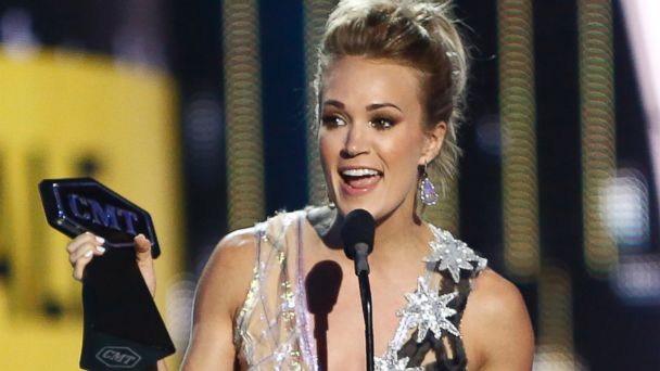 PHOTO: Carrie Underwood accepts the award for female video of the year for 