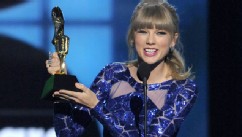 PHOTO: Taylor Swift accepts the award for top Billboard 200 album for 