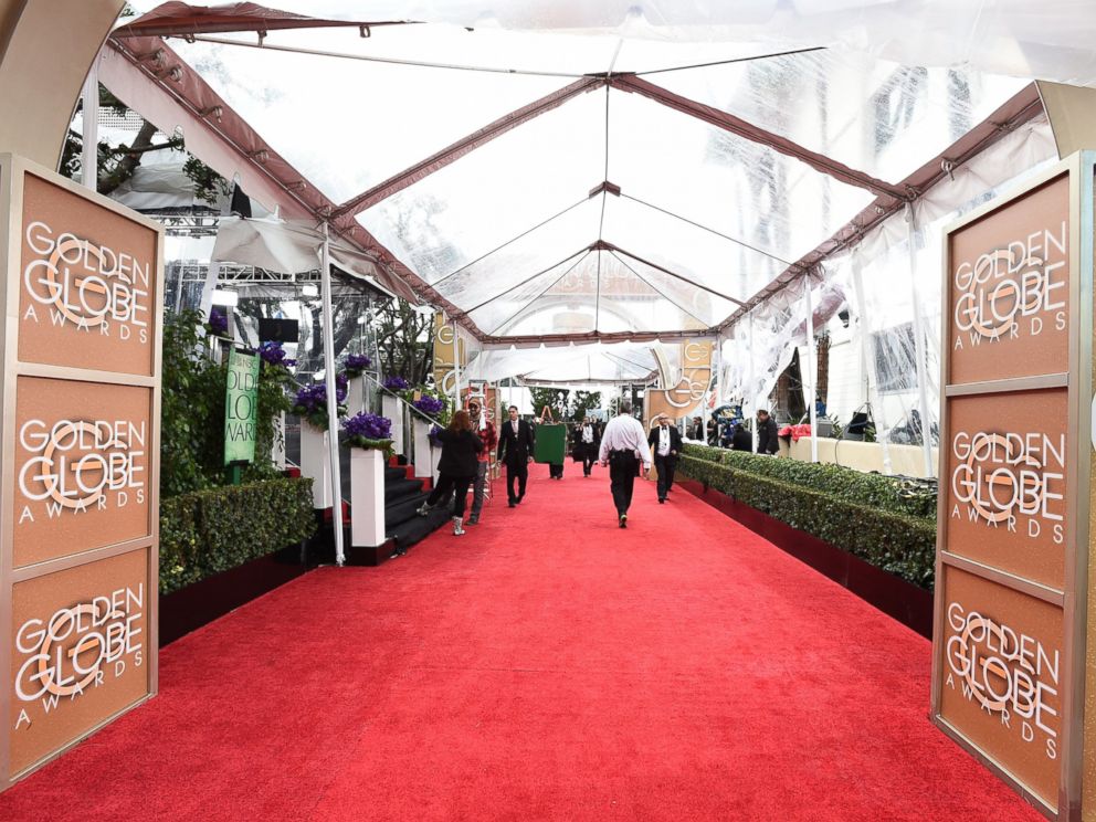 PHOTO: Workers prepare for rain at the 72nd annual Golden Globe Awards at the Beverly Hilton Hotel in Beverly Hills, Calif., Jan. 11, 2015