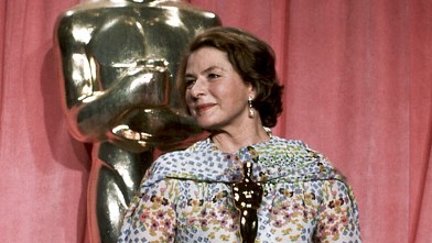PHOTO: Actress Ingrid Bergman holding Oscar she won at the 47th Annual Academy Awards ceremony at the Los Angeles Music Center on April 9, 1975.