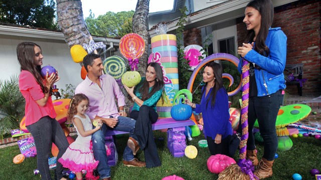 PHOTO: Kyle Richards, husband Mauricio Umansky and daughters, Farrah, Alexia, Sophia, and Portia, unveil their SweeTARTS Halloween house, Oct. 23, 2012 in Los Angeles.