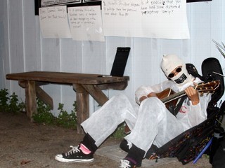 Singer Tapes Mouth Shut in Protest