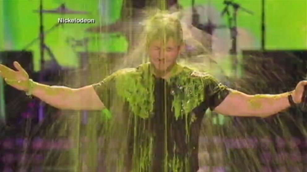 VIDEO: Mark Wahlberg got extra messy during Nickelodeons 27th Kids Choice Awards.