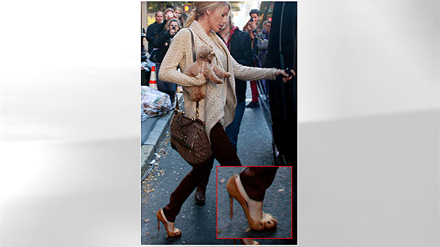 PHOTO: Actress Blake Lively is seen on the set of the TV show "Gossip Girl" on location on the Upper East Side of New York's Manhattan borough, Nov. 9, 2011.