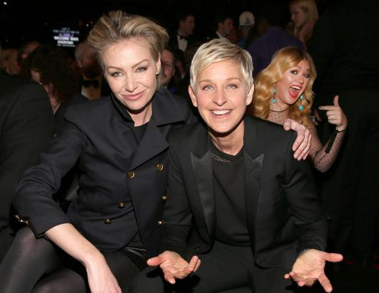 Kelly Clarkson Photobombs at The Grammys
