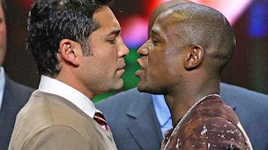PHOTO: Boxers Oscar De La Hoya and Floyd Mayweather Jr.