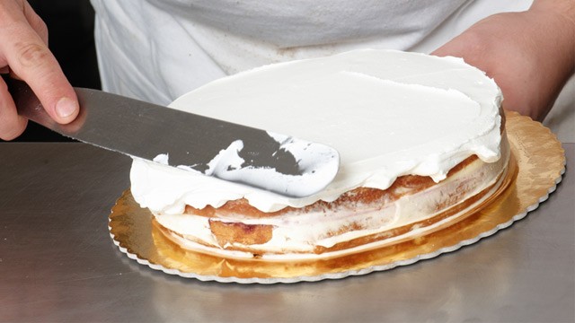 PHOTO: Decorating a cake