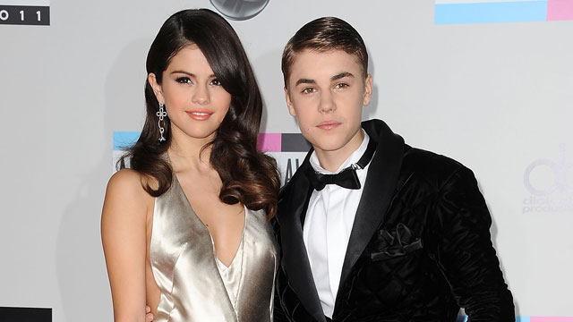 PHOTO: Selena Gomez and Justin Bieber arrive at the American Music Awards, in Los Angeles on Nov. 20, 2011.