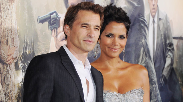 PHOTO: Actor Olivier Martinez and actress Halle Berry arrive at the Los Angeles Premiere "Cloud Atlas" at Grauman's Chinese Theatre on October 24, 2012 in Hollywood, Calif.
