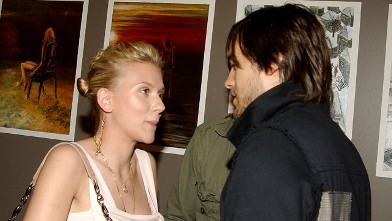 PHOTO: Scarlett Johansson and Jared Leto are seen at the Soicher-Marin Gallery in Hawthorne, Calif.