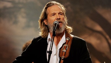 PHOTO:Jeff Bridges performs on Aug. 30, 2011 in Burbank, California.