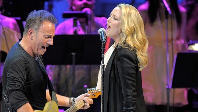 PHOTO: Bruce Springsteen and Kate Hudson perform on stage during the Almay concert at Carnegie Hall, May 13, 2010 in New York City.