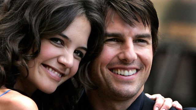 PHOTO: Actor Tom Cruise arrives with his girlfriend Katie Holmes in London's Leicester Square for the UK premiere of his new movie War of the Worlds, 19 June, 2005.