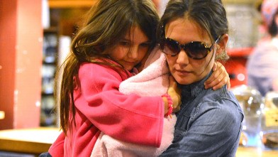 PHOTO: Katie Holmes and Suri Cruise visit coffee shop on Manhattan's Upper East Side, Aug. 20, 2012, in New York.