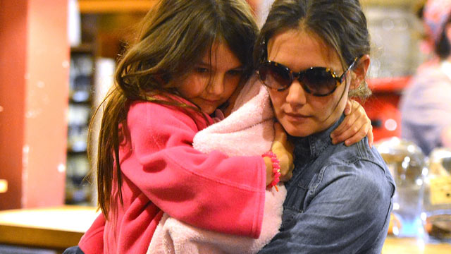 PHOTO: Katie Holmes and Suri Cruise visit coffee shop on Manhattan's Upper East Side, Aug. 20, 2012, in New York.