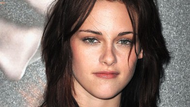 PHOTO: Kristen Stewart poses during the Photocall for the film twilight at the Hotel de Crillon in Paris, Dec. 8, 2008 Paris, France.