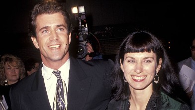 PHOTO: Actor Mel Gibson and wife Robyn Moore attend the "Hamlet" Westwood Premiere, Dec. 18, 1990 at Mann Village Theatre in Westwood, California.