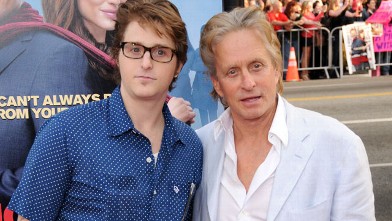 PHOTO: Cameron Douglas and Michael Douglas; "Ghosts of Girlfriends Past" World Premiere; Held at Grauman's Chinese Theatre, April 27, 2009.