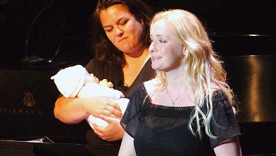PHOTO: Singer Mindy McCready, right, performs as Rosie O'Donnell holds McCready's three-month old baby, Zander.
