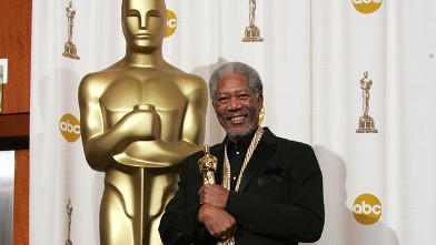 PHOTO: Actor Morgan Freeman poses with his "Best Actor in a Supporting Role" award for his performance in "Million Dollar Baby" backstage during the 77th Annual Academy Awards on February 27, 2005 at the Kodak Theater in Hollywood, California.