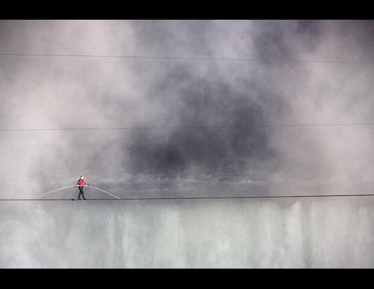 Nik Wallenda Traverses Niagara Falls
