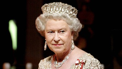 PHOTO: Britain's Queen Elizabeth II arrives for a gala dinner, in this Oct. 2002 file photo in Gatineau, Quebec, Canada.