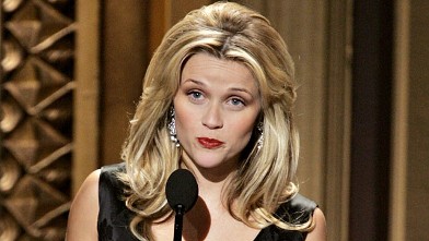PHOTO: Reese Witherspoon sings on stage during the "I Walk The Line: A Night For Johnny Cash" musical tribute at the Pantages Theater, Los Angeles, California.