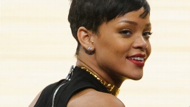 PHOTO: Rihanna attends a basketball game between the New York Knicks and the Los Angeles Lakers at Staples Center on December 25, 2012 in Los Angeles, Calif.