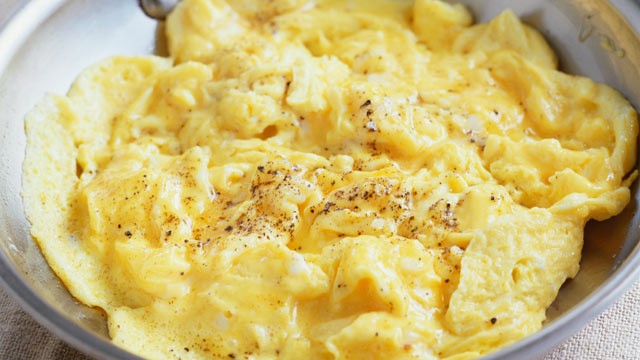 PHOTO: Sara Moulton explains how to properly scramble an egg.