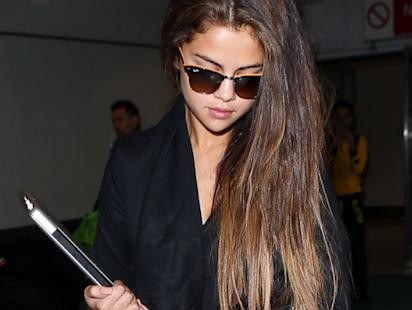 Photos: Selena Gomez Lands in London