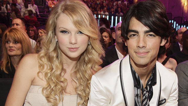 PHOTO: Singers Taylor Swift and Joe Jonas at the 2008 MTV Video Music Awards  at Paramount Pictures Studios on September 7, 2008 in Los Angeles, Calif.