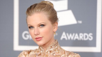 PHOTO: Taylor Swift Can't Make Teen's Prom, but Asks Him to the ACM Awards