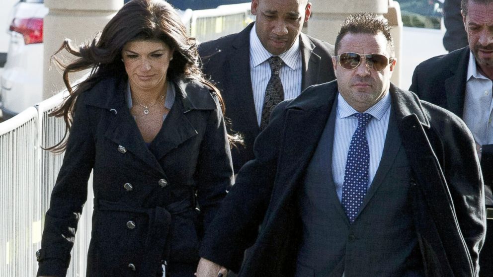 PHOTO: Giuseppe "Joe" Giudice and his wife, Teresa Giudice walk out of the Martin Luther King, Jr. Courthouse after a court appearance, Nov. 20, 2013, in Newark, N.J.